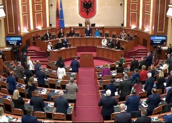 Kuvend nis me një minutë heshtje në nder të viktimave të djeshme