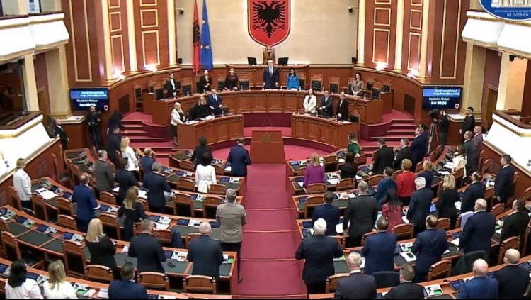 Kuvend nis me një minutë heshtje në nder të viktimave të djeshme