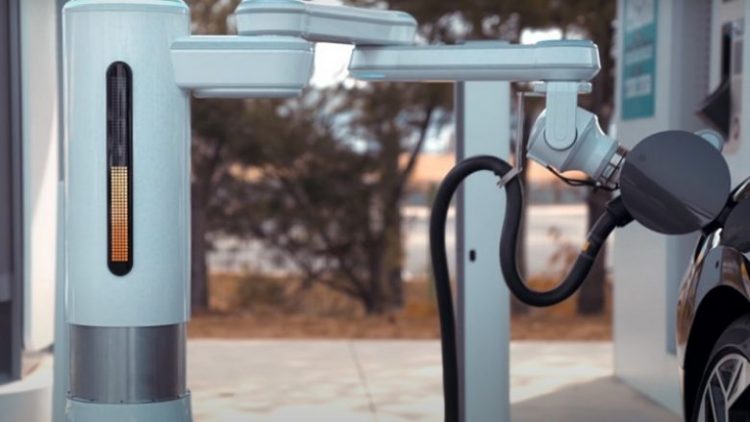 Hyundai prezanton robotin për mbushjen e makinave elektrike