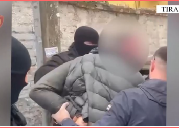 EMRAT/ Shpërndanin drogë në gjimnaze, 20 të arrestuar në Tiranë