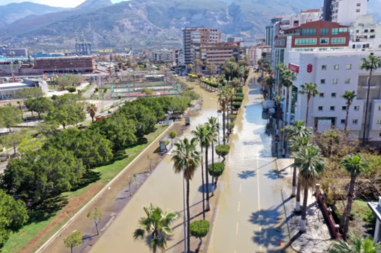 Përmbytet sërish qyteti i goditur nga tërmeti në Turqi