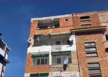 Pogradec, i moshuari vetëvritet duke u hedhur nga pallati