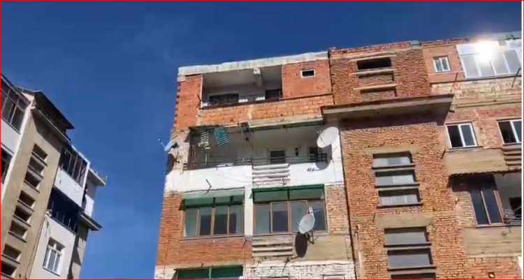 Pogradec, i moshuari vetëvritet duke u hedhur nga pallati