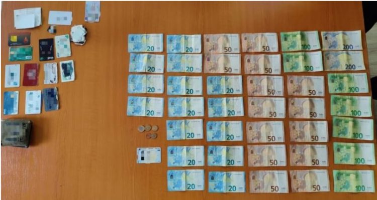 Qytetari gjen portofolin me para dhe e dorëzon në polici