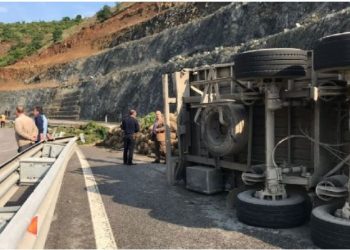 Përmbyset kamioni te Rruga e Kombit, vdes shoferi