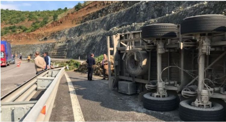 Përmbyset kamioni te Rruga e Kombit, vdes shoferi