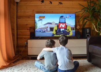 Sa duhet të qëndrojnë fëmijët para ekranit?