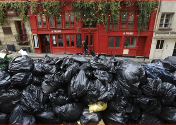 Plehrat po bëhen simbol i protestave në rrugët e Parisit