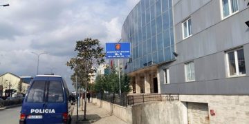 FOTO/ Humb i moshuari në Kamëz, thirrja e policisë
