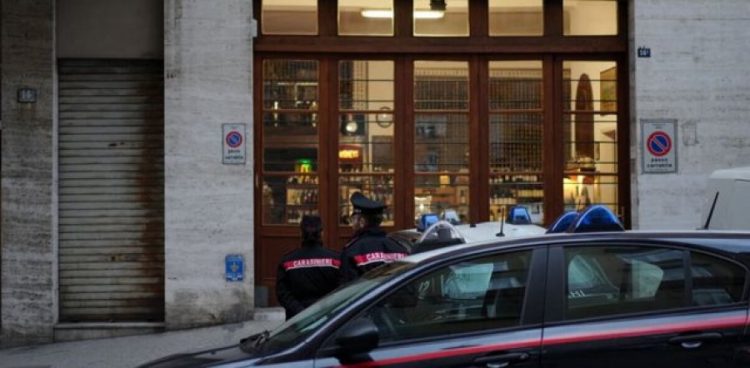 Itali/ I moshuari qëllon gruan me pistoletë, më pas vetëvritet