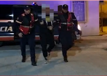 Vlorë/ Lëvizte me kallashnikov në makinë, arrestohet 28-vjeçari