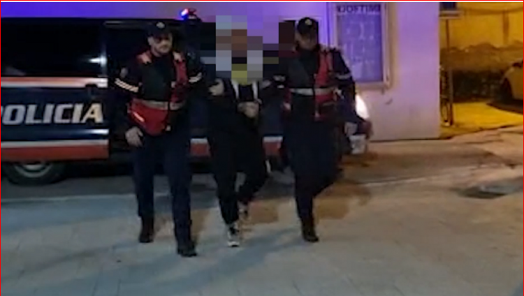 Vlorë/ Lëvizte me kallashnikov në makinë, arrestohet 28-vjeçari