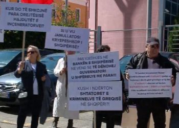 Protestë para SPAK: Të ndëshkohen ata që kanë vjedhur dhe vrarë