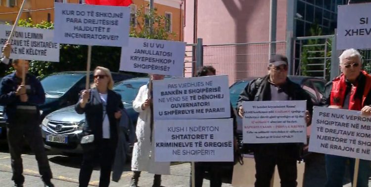 Protestë para SPAK: Të ndëshkohen ata që kanë vjedhur dhe vrarë