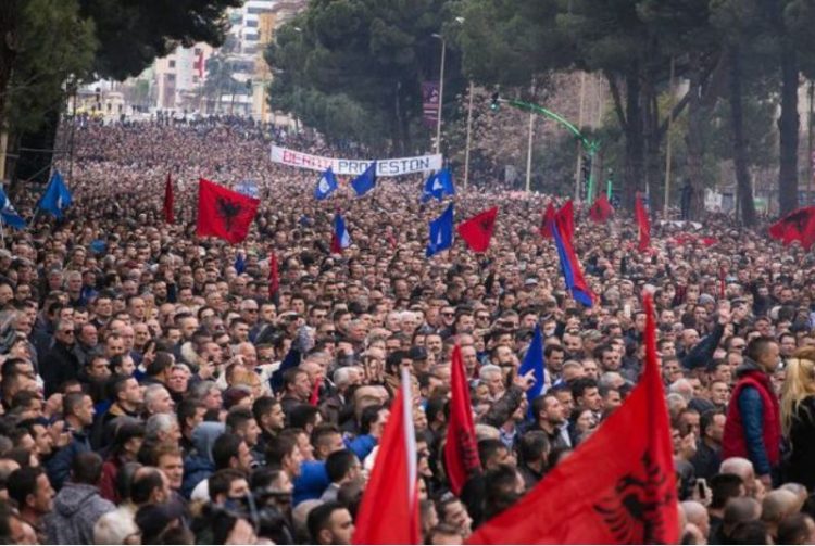Nesër tubimi i opozitës në Tiranë, policia: Ja rrugët që bllokohen