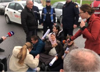 Banorët e Bërxullës në protestë: Një grup oligarkësh do që…