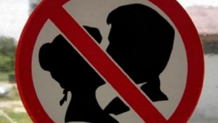 Zbuloni qytetin ku puthja në publik dënohej me vdekje