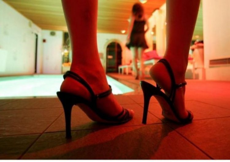 Ushtronin prostitucion në qendër masazhi, prangosen 6 persona