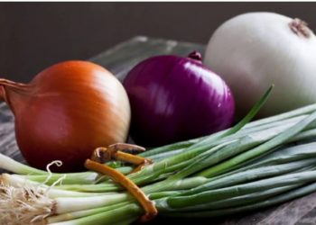 Një truk për të shmangur lotët gjatë grirjes së qepëve