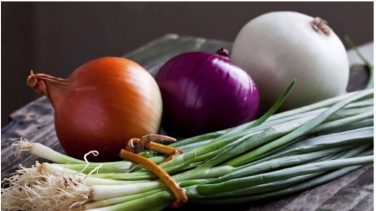 Një truk për të shmangur lotët gjatë grirjes së qepëve