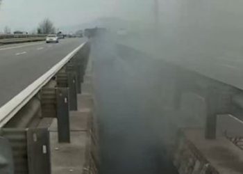 Re të zeza tymi mbulojnë autostradën në Fushë-Mamurras