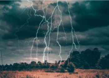 Rrufeja vret 2 futbollistë gjatë ndeshjes