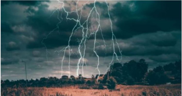 Rrufeja vret 2 futbollistë gjatë ndeshjes