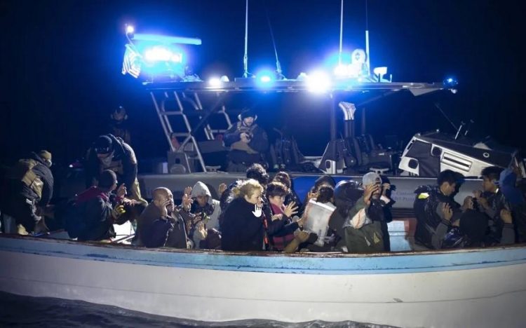 Përmbysen dy varka në Kaliforni, 8 persona humbin jetën