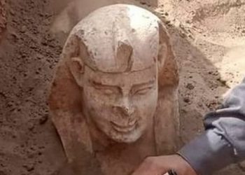 Egjipt, arkeologët zbulojnë një minisfinks të qeshur