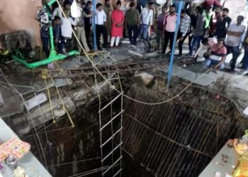 Shembet dyshemeja e tempullit, 13 besimtarë humbin jetën