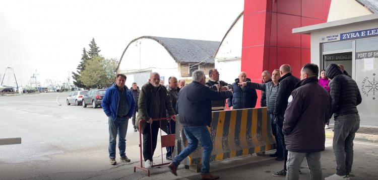 Punonjësit e portit të Shëngjinit përsëri në protestë për pagat