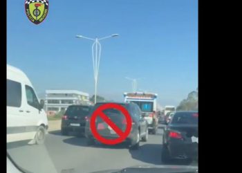 VIDEO/ Ndiqte ambulancën që ishte në shërbim, e pëson shoferi