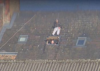 FOTO/ ‘Shtëpia e barit’, shqiptari luan kukafshehtas me policët