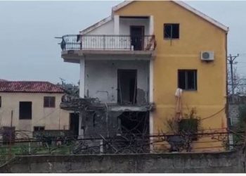 Shpërthimi me tritol dje në Laç, gjendet e djegur një makinë