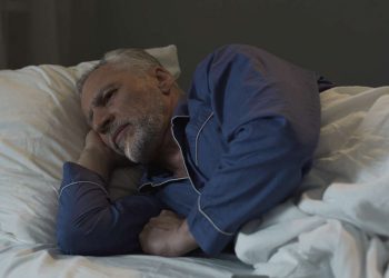 Pse gjumi bëhet akoma dhe më i vështirë kur plakemi