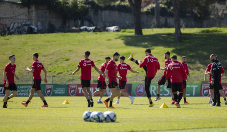 VIDEO/ Atmosferë pozitive e kuqezinjve për sfidën me Poloninë