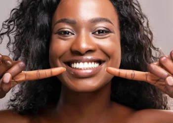 Këto janë ushqimet që ju zbardhin dhëmbët në mënyrë natyrale