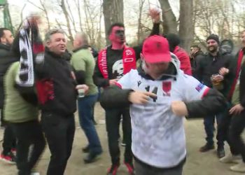 Shoqërohen dy tifozë shqiptarë në Varshavë