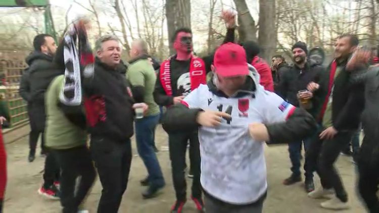 Shoqërohen dy tifozë shqiptarë në Varshavë