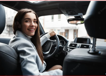 Pse timoni i makinës është në të majtë?