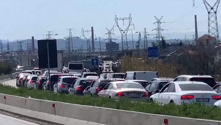 VIDEO/ Dita e Verës, trafik në hyrje të qytetit të Elbasanit