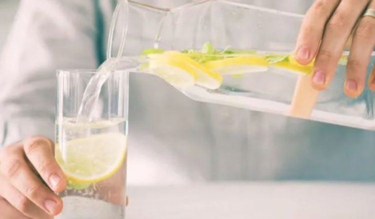 Pija që ju ndihmon të lehtësoni efektet e migrenës