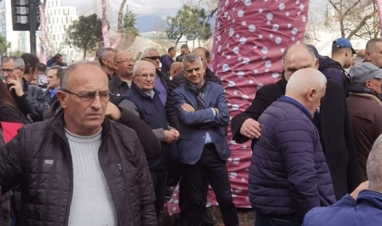 Vangjel Dule i bashkohet protestuesve para Kryeministrisë