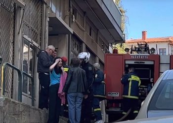 Zjarr në pallat, 25-vjeçarja hidhet nga ballkoni për të shpëtuar