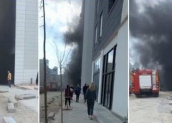 Zjarr në garazhin e një pallati në Tiranë, digjet një makinë