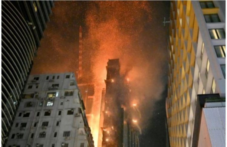 VIDEO/ Bie zjarr në kullën 764 mln dollarëshe