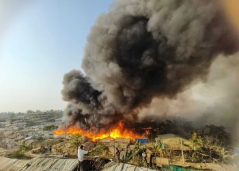 Zjarr në kampin më të madh të refugjatëve në botë