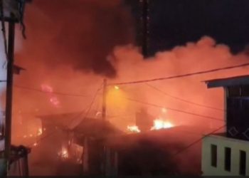 Shpërthen depoja e naftës në Indonezi, 17 viktima