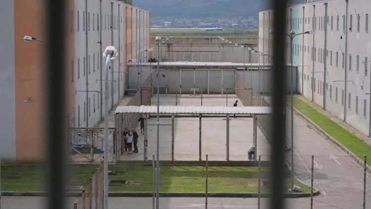 Gëlltit brisqe rroje në burg, dërgohet me urgjencë në spital