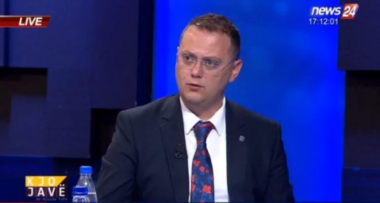 Hoxha: Presion ndaj administratës, marrin kartat e identitetit dhe…